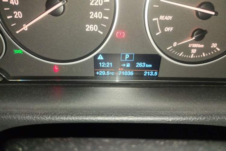 Used BMW 3 Series 2016 320Li Fashion Model Odometer Close Up