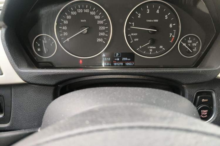 Used BMW 3 Series 2016 320Li Fashion Model Odometer Close Up