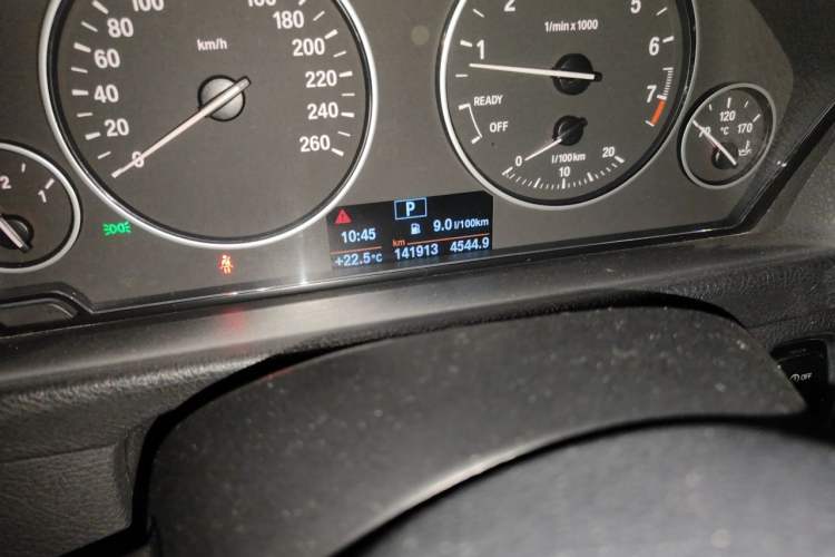 Used BMW 3 Series 2016 320Li Fashion Model Odometer Close Up