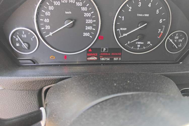 Used BMW 3 Series 2016 320Li Fashion Model Odometer Close Up
