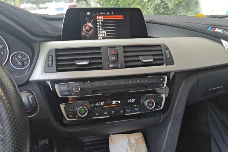 Used BMW 3 Series 2016 320i Fashion Model Audio And AC Panel