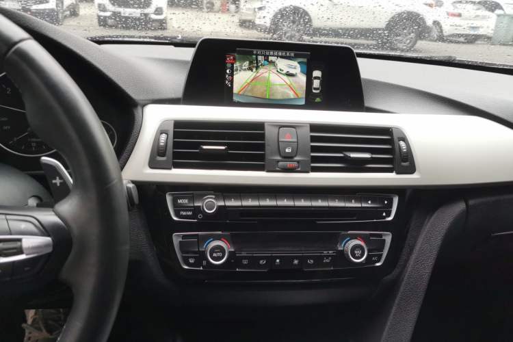 Used BMW 3 Series 2016 320i Fashion Model Audio And AC Panel