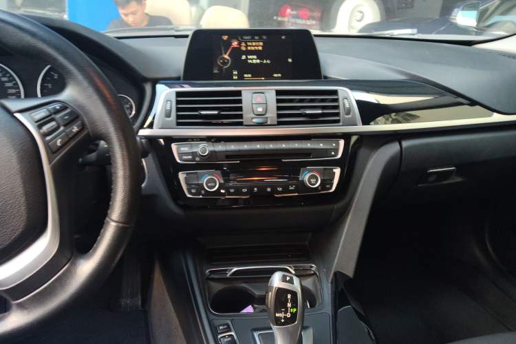 Used BMW 3 Series 2016 320i Fashion Model Audio And AC Panel