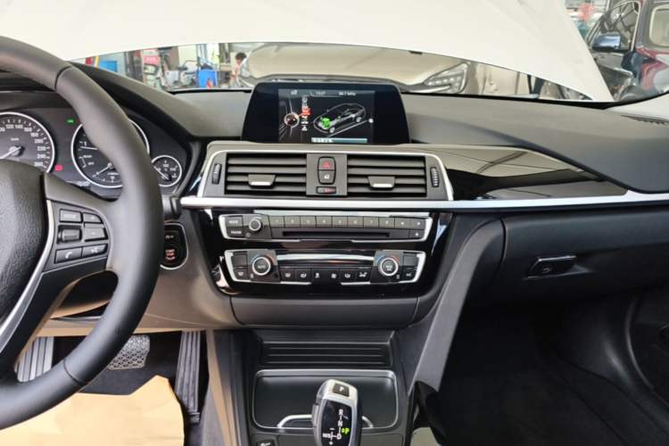 Used BMW 3 Series 2016 320i Fashion Model Audio And AC Panel