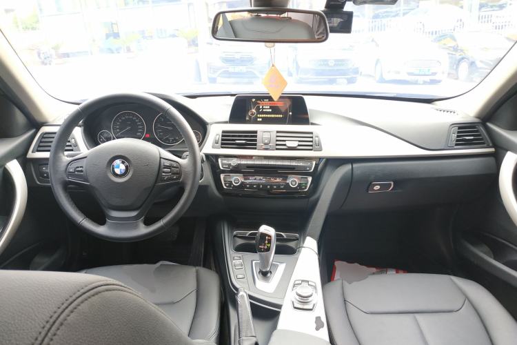Used BMW 3 Series 2016 320i Fashion Model Center Console