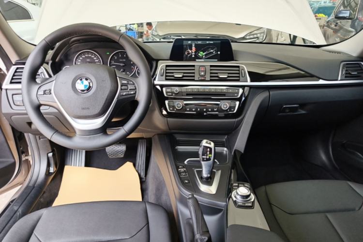 Used BMW 3 Series 2016 320i Fashion Model Center Console
