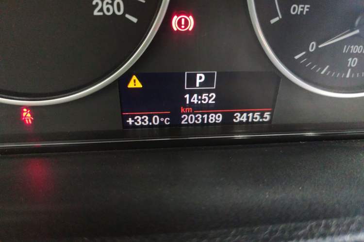 Used BMW 3 Series 2016 320Li Ambition Model Odometer Close Up