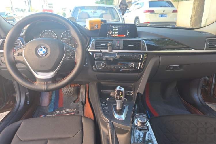 Used BMW 3 Series 2016 320i Fashion Model Center Console