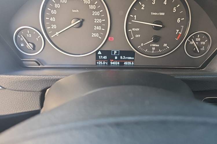 Used BMW 3 Series 2016 320i Fashion Model Odometer Close Up