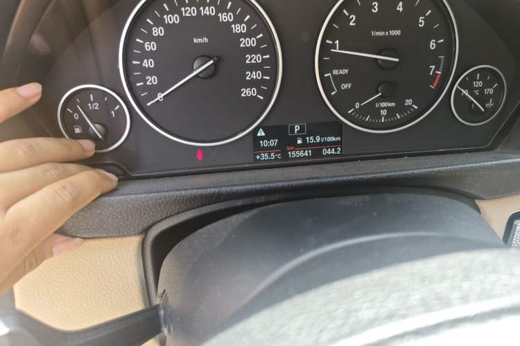 Used BMW 3 Series 2016 320Li Fashion Model Odometer Close Up