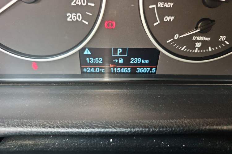 Used BMW 3 Series 2016 320Li Fashion Model Odometer Close Up