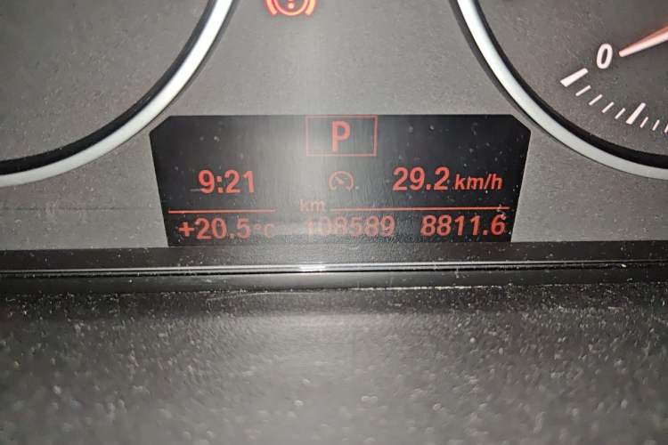 Used BMW 3 Series 2016 320Li Fashion Model Odometer Close Up