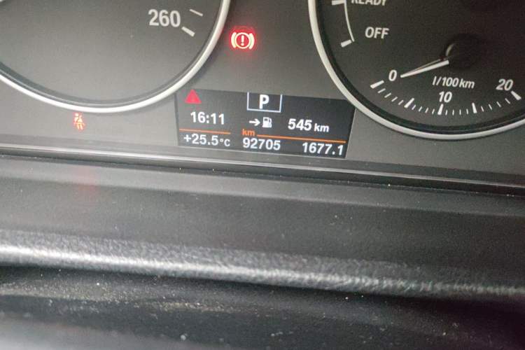 Used BMW 3 Series 2016 316Li Fashion Model Odometer Close Up