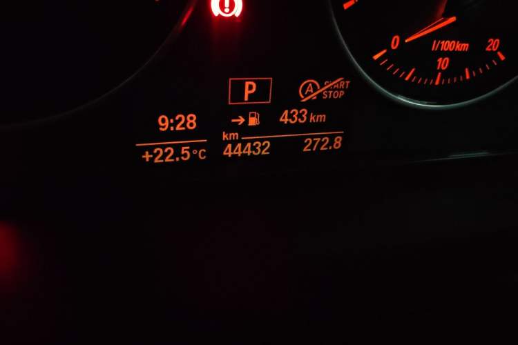 Used BMW 3 Series 2016 320Li Fashion Model Odometer Close Up