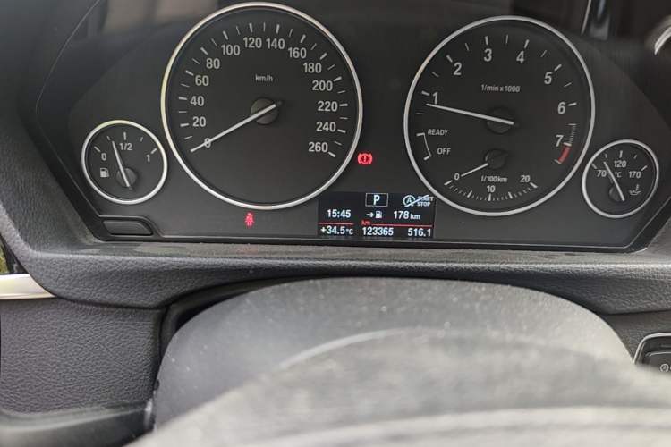 Used BMW 3 Series 2016 320Li Fashion Model Odometer Close Up