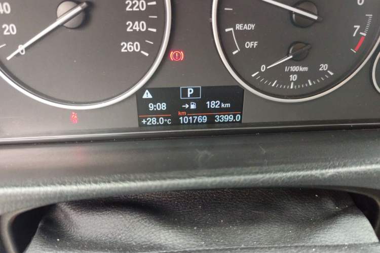 Used BMW 3 Series 2016 320Li Fashion Model Odometer Close Up