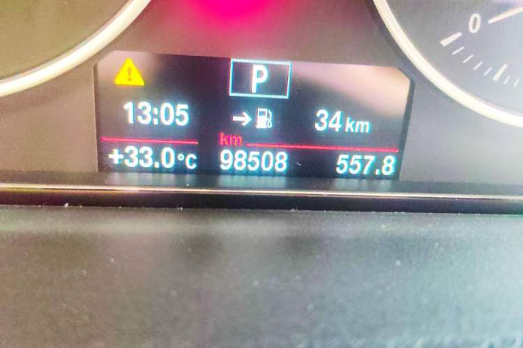 Used BMW 3 Series 2016 320Li Fashion Model Odometer Close Up