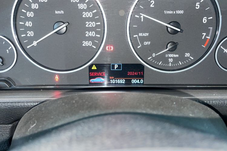 Used BMW 3 Series 2016 320Li Fashion Model Odometer Close Up