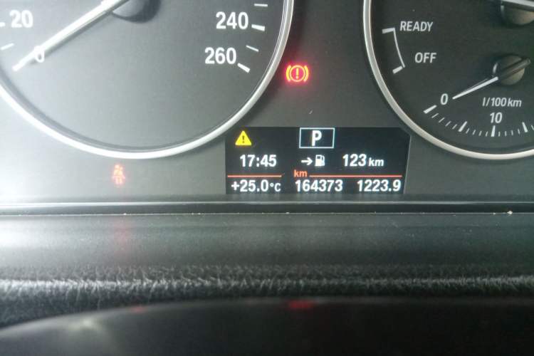 Used BMW 3 Series 2016 320Li Ambition Model Odometer Close Up
