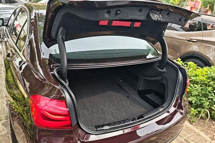 Used BMW 3 Series 2016 316Li Fashion Model Trunk