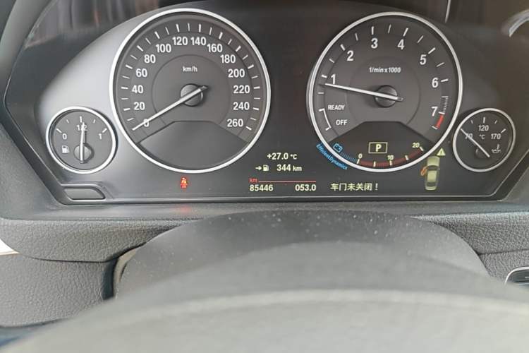 Used BMW 3 Series 2016 320Li Fashion Model Odometer Close Up