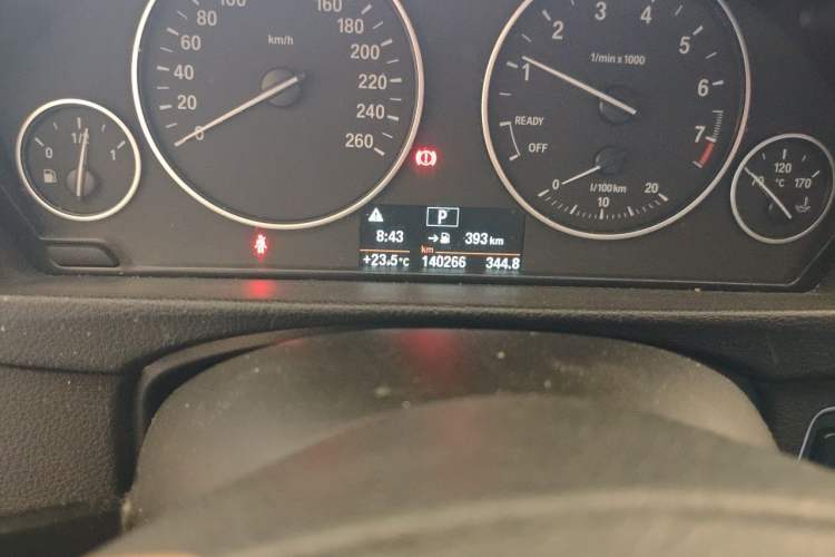 Used BMW 3 Series 2016 320Li Fashion Model Odometer Close Up