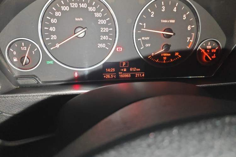 Used BMW 3 Series 2016 320Li Fashion Model Odometer Close Up