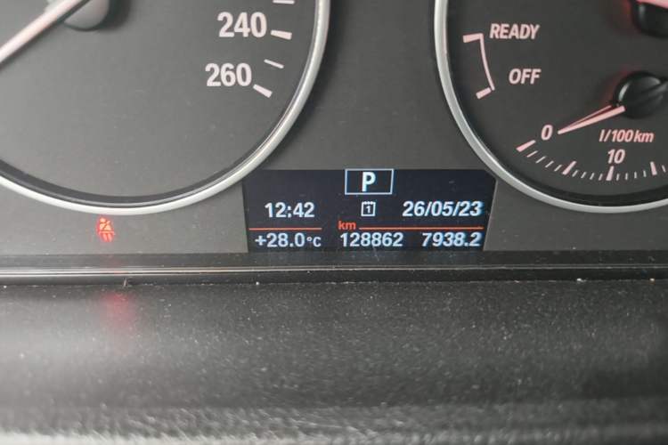 Used BMW 3 Series 2016 320Li Ambition Model Odometer Close Up