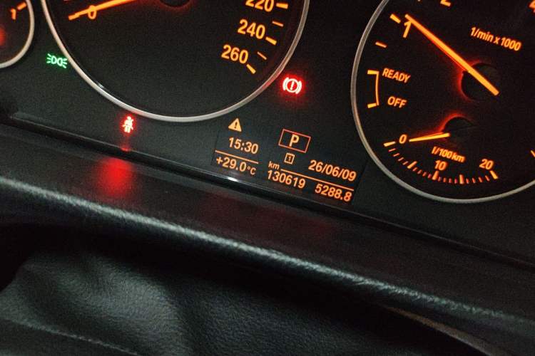 Used BMW 3 Series 2016 320Li Fashion Model Odometer Close Up