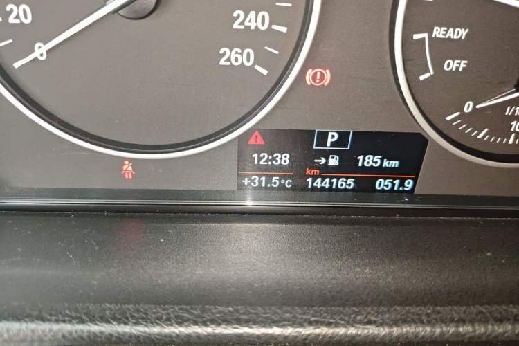 Used BMW 3 Series 2016 320Li Fashion Model Odometer Close Up