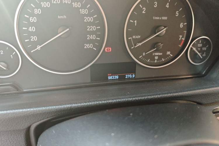 Used BMW 3 Series 2016 320Li Fashion Model Odometer Close Up