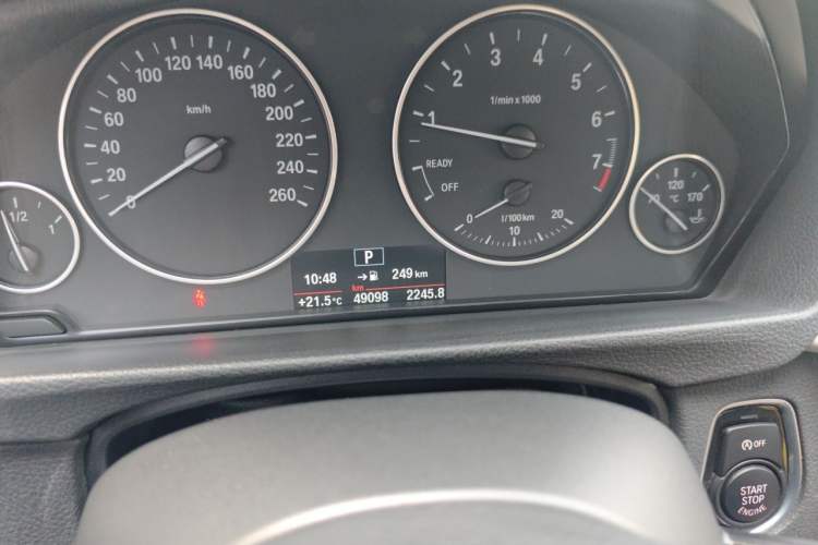 Used BMW 3 Series 2016 316Li Fashion Model Odometer Close Up