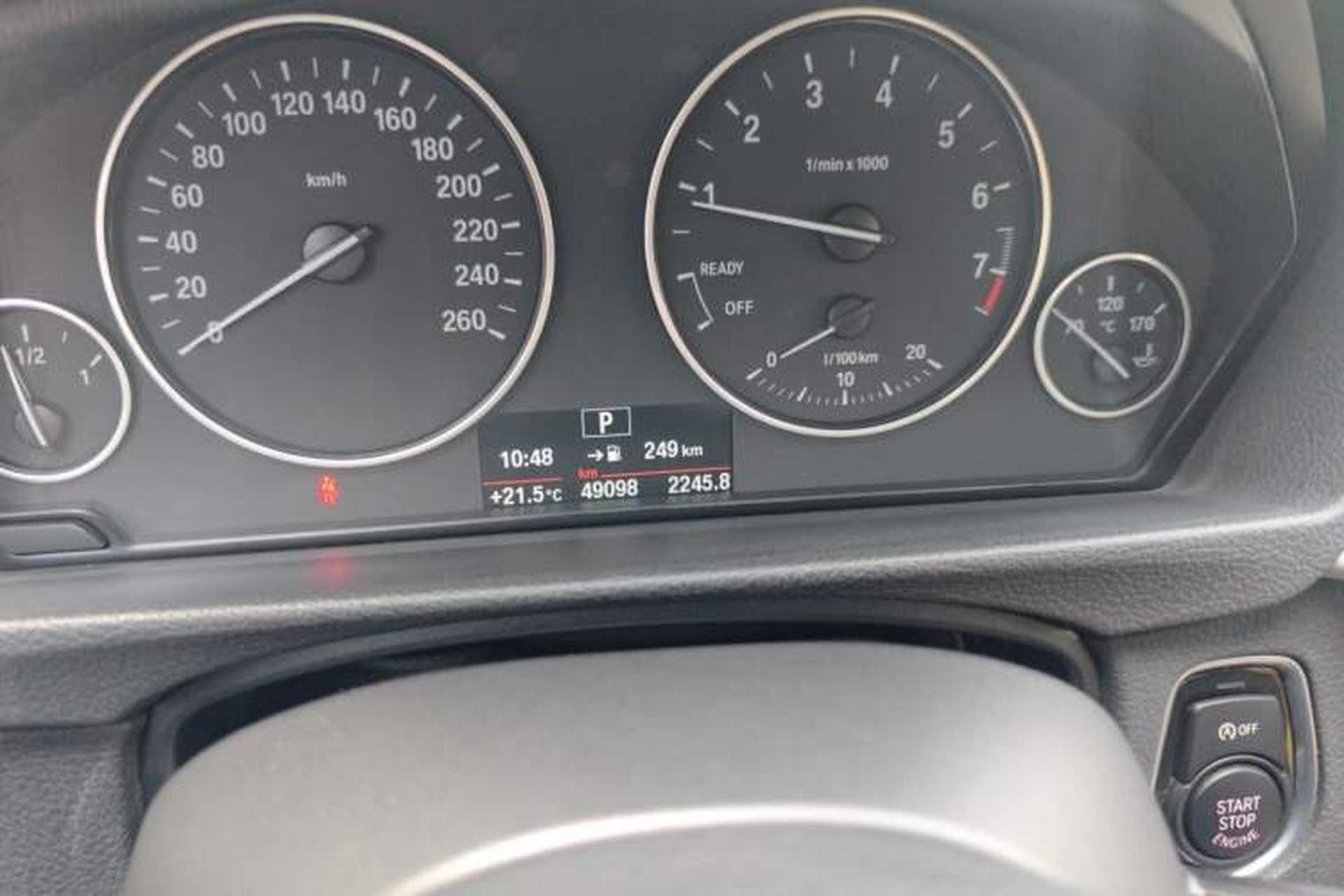 Used BMW 3 Series 2016 316Li Fashion Model Odometer Close Up