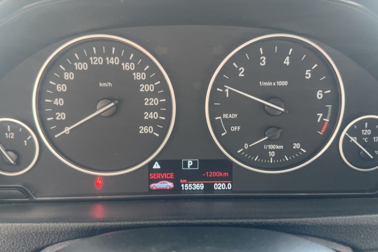 Used BMW 3 Series 2016 320Li Fashion Model Odometer Close Up