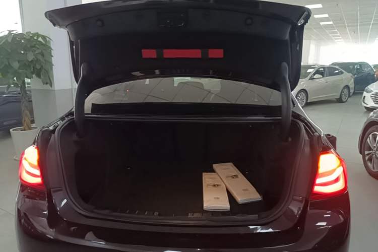 Used BMW 3 Series 2016 320Li Fashion Model Trunk