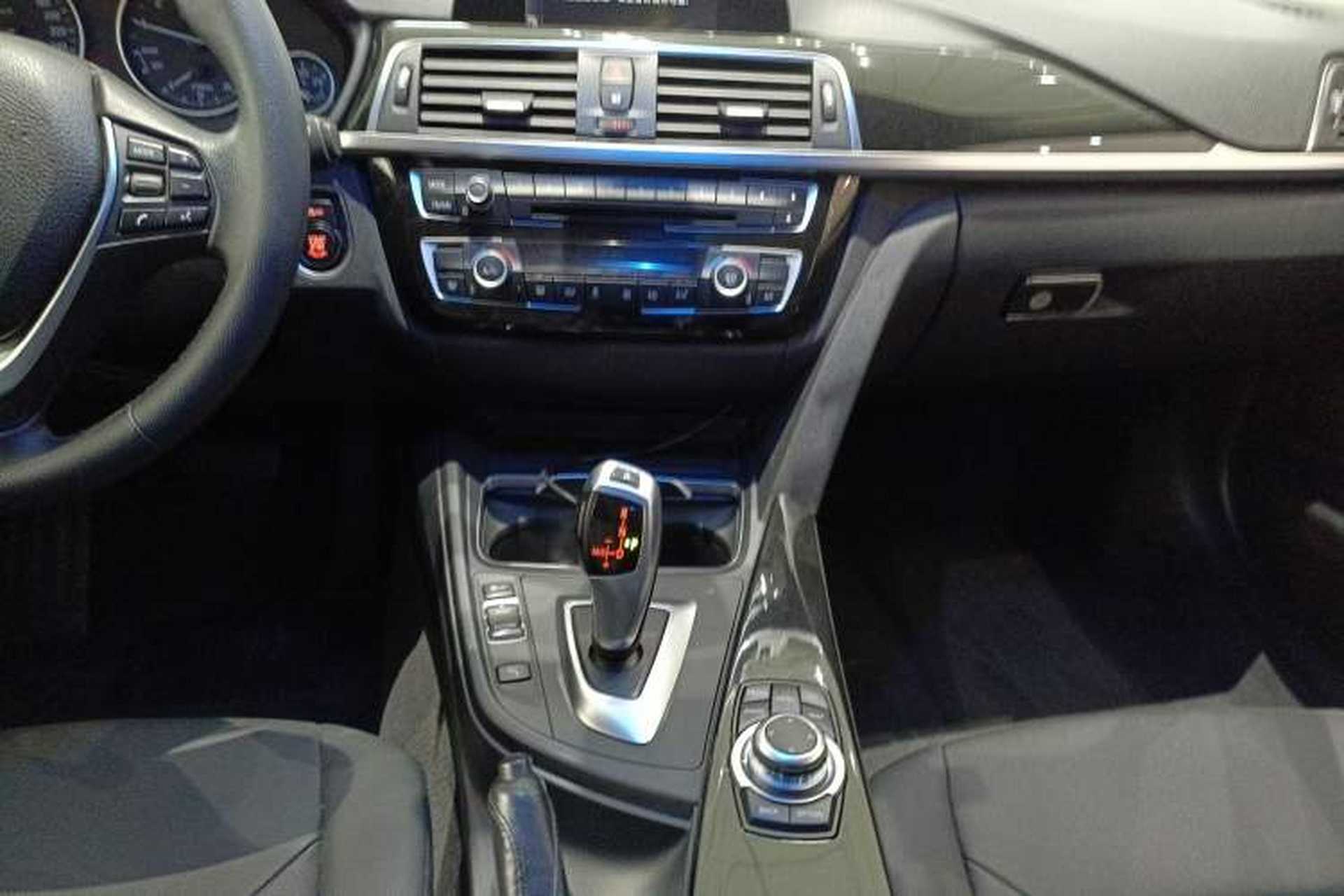 Used BMW 3 Series 2016 320i Fashion Model Audio And AC Panel