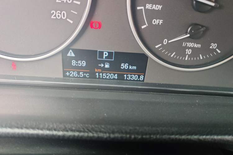 Used BMW 3 Series 2016 320Li Fashion Model Odometer Close Up