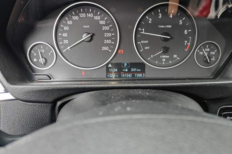 Used BMW 3 Series 2016 320i Fashion Model Odometer Close Up