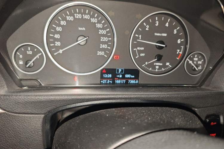 Used BMW 3 Series 2016 320Li Fashion Model Odometer Close Up