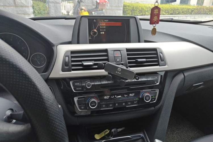 Used BMW 3 Series 2016 320Li Ambition Model Audio And AC Panel