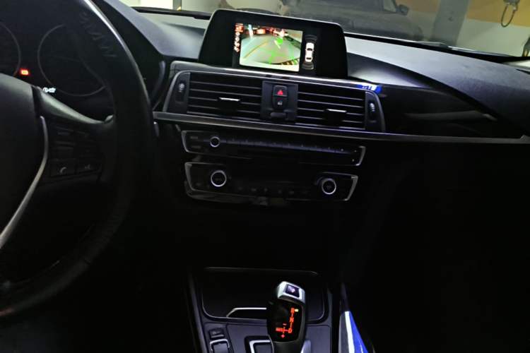 Used BMW 3 Series 2016 320i Fashion Model Audio And AC Panel