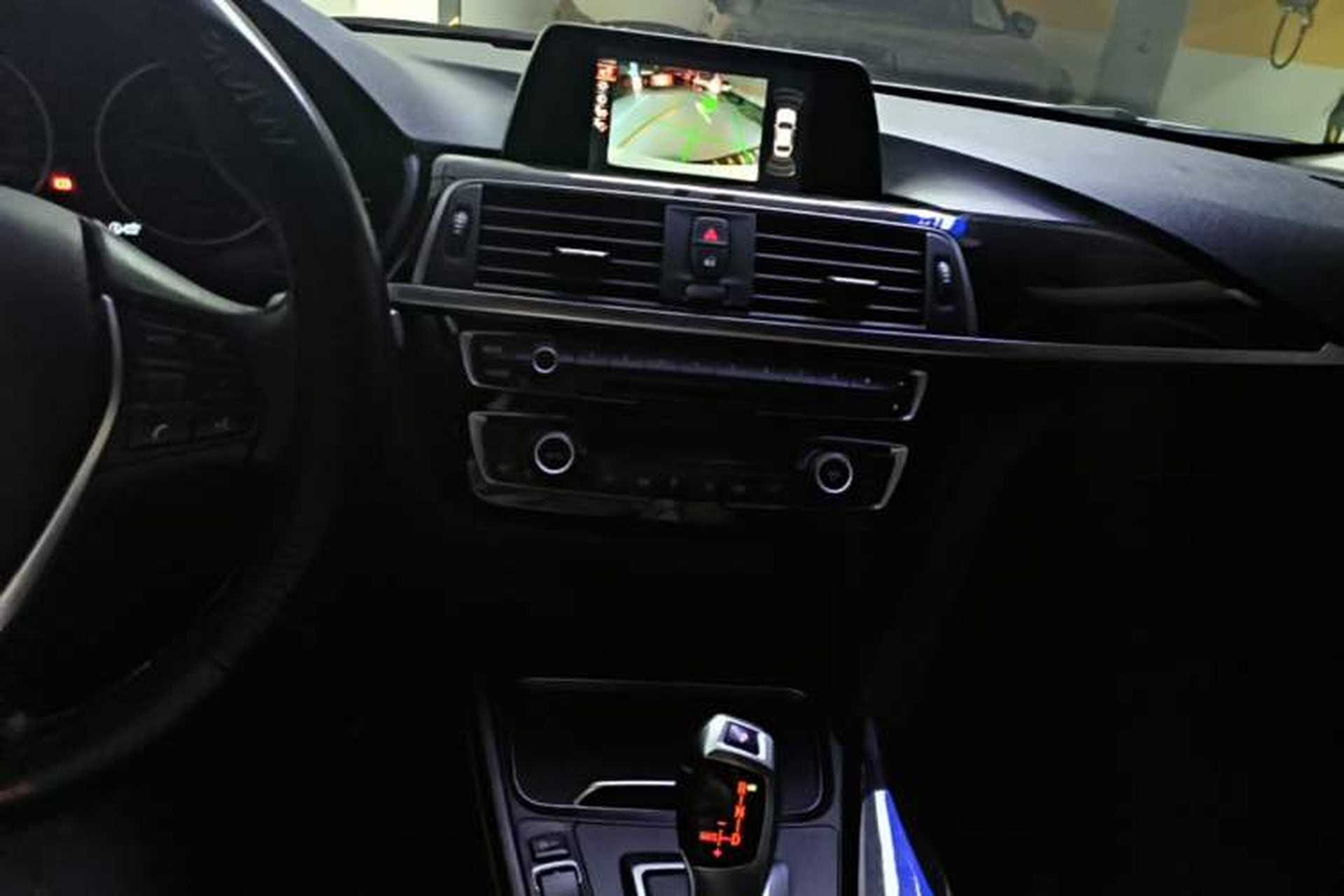 Used BMW 3 Series 2016 320i Fashion Model Audio And AC Panel