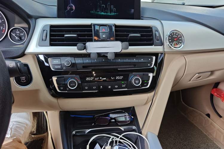 Used BMW 3 Series 2016 320i Fashion Model Audio And AC Panel