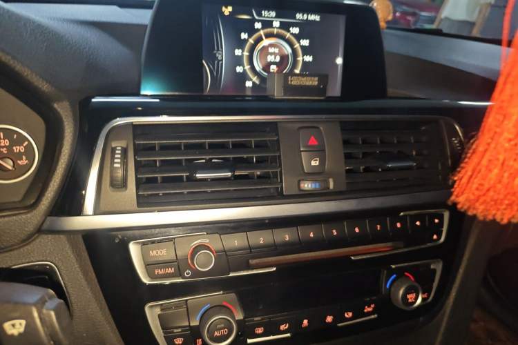 Used BMW 3 Series 2016 320i Fashion Model Audio And AC Panel
