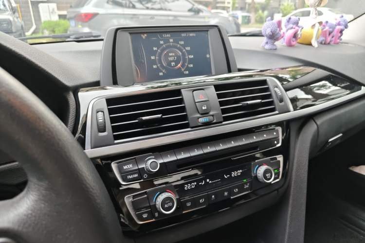 Used BMW 3 Series 2016 316i Fashion Model Audio And AC Panel