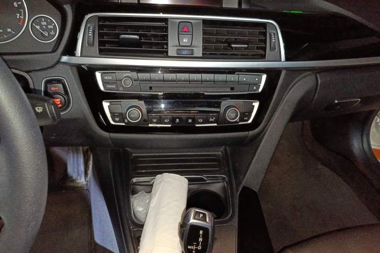 Used BMW 3 Series 2016 320Li Fashion Model Audio And AC Panel