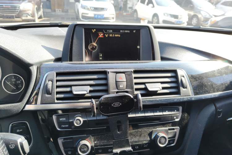 Used BMW 3 Series 2016 316i Fashion Model Audio And AC Panel