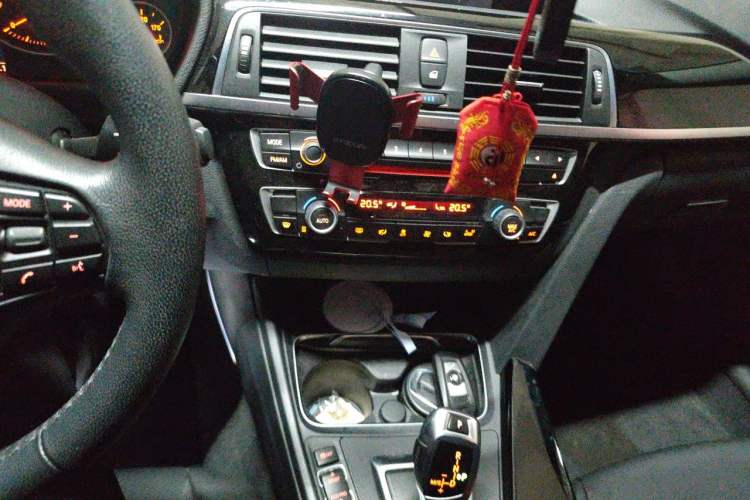 Used BMW 3 Series 2016 320i Fashion Model Audio And AC Panel