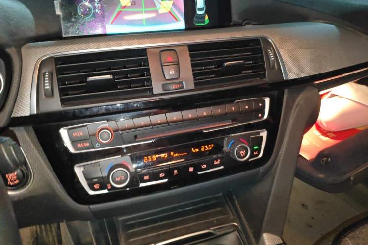 Used BMW 3 Series 2016 320i M Sport Audio And AC Panel
