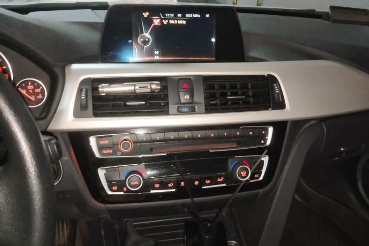 Used BMW 3 Series 2016 320Li Fashion Model Audio And AC Panel
